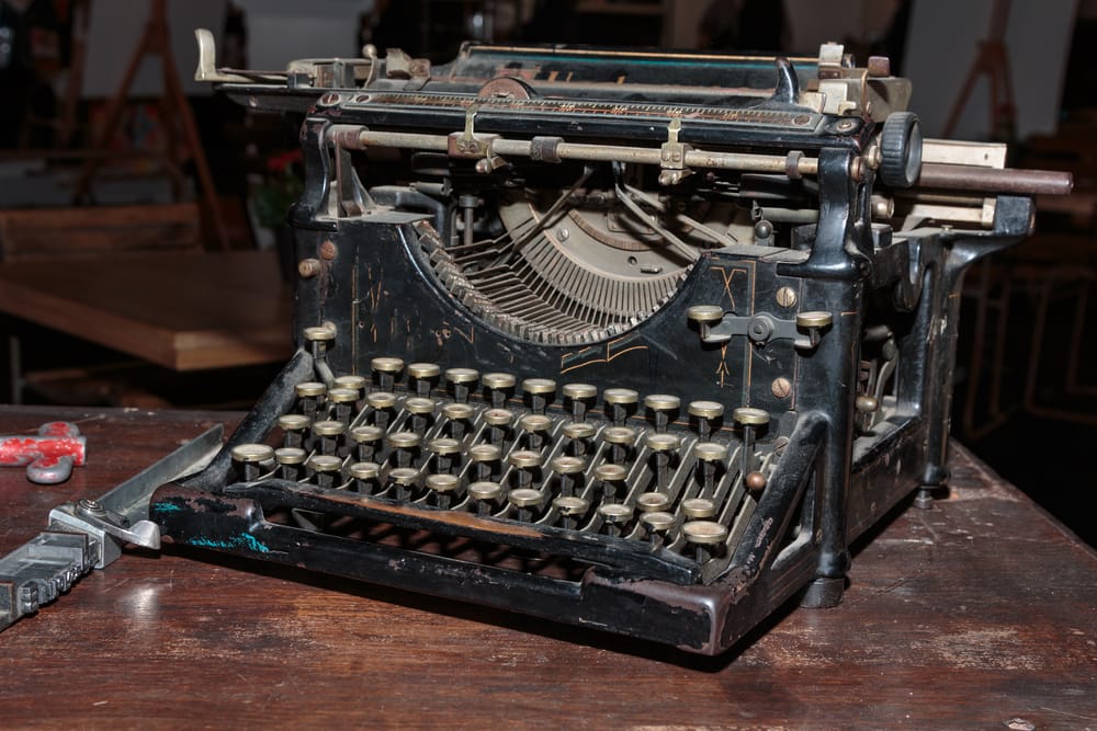 Black Vintage Typewriter: Front View